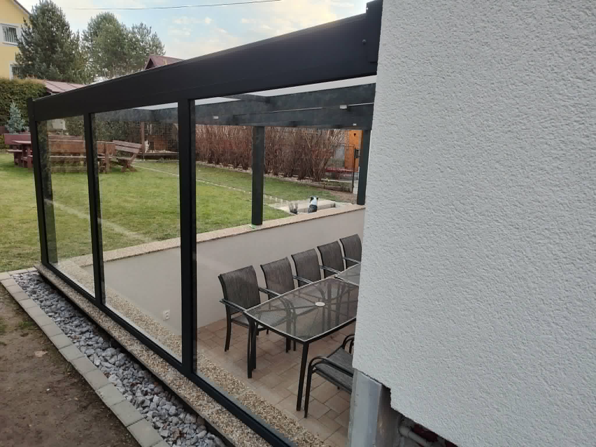 Pevné hliníkové zasklenie